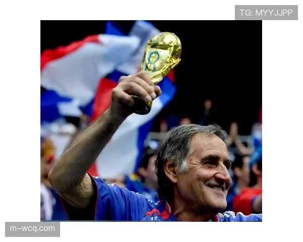 欧冠主题电车亮相伦敦,伊蒂哈德球场周边启动球迷嘉年华 欧冠主题电车亮相伦敦,伊蒂哈德球场周边启动球迷嘉年华